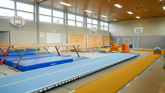 Turnhalle mit Schwebebalken