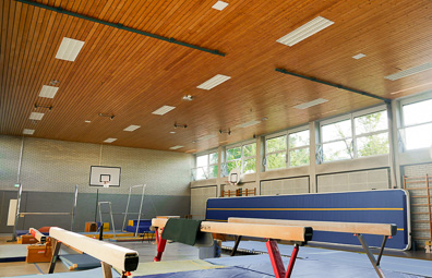 Turnhalle mit Balken und Airtrack