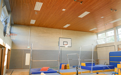 Turnhalle mit Barren und Reckstange