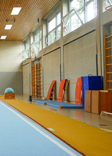 Sprungbretter in der Turnhalle