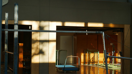 Geräteraum der Turnhalle im Sonnenlicht