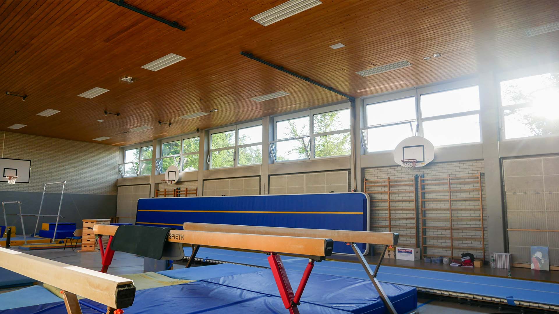 Turnhalle des TV Günzburg mit Schwebebalken