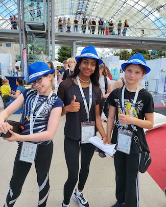 Mädels mit blauen Hüten auf der Messe