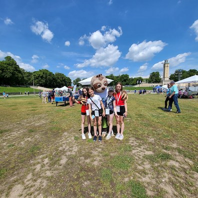 Foto mit einem Maskottchen auf der Festwiese