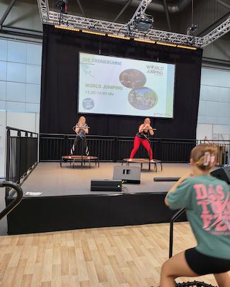 Bühne der Messehalle