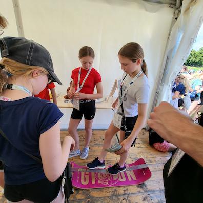 Mädels im Mitmachzelt auf der Slackline